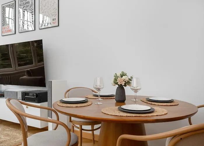 Vintage Apartment Z Dwiema Sypialniami W Poblizu Centrum Wroclawia By Renters Prestige